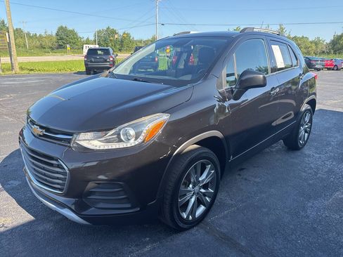 Used 2020 Chevrolet Trax LT w/ Sun & Sound Package AWD/4WD image 2