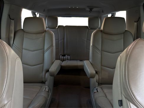 Used 2017 Cadillac Escalade ESV 2WD image 17