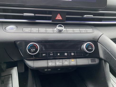 Used 2024 Hyundai Elantra SEL image 27