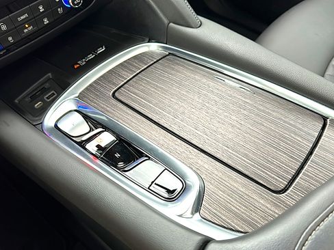 Used 2024 Buick Enclave Avenir FWD image 37