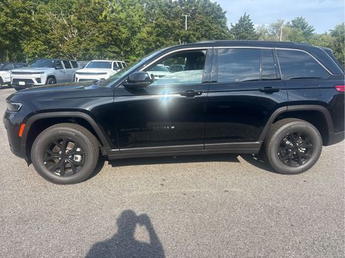 Used 2026 Jeep Grand Cherokee Altitude AWD/4WD image 4