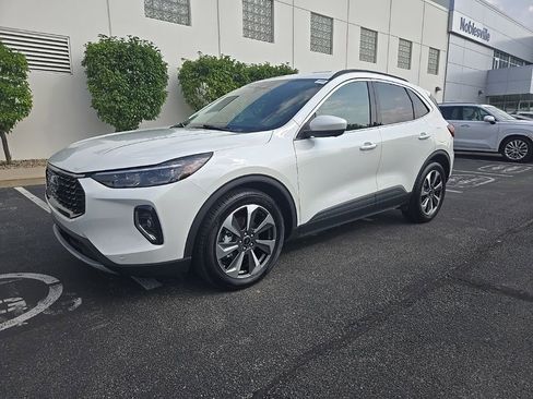 Used 2023 Ford Escape Platinum image 2