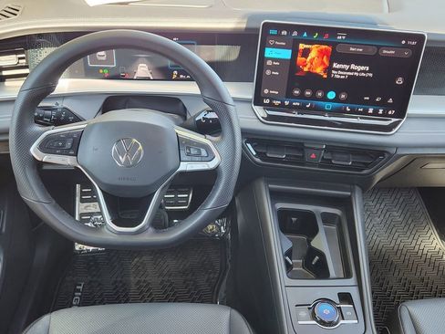 Used 2025 Volkswagen Tiguan SE R-Line AWD/4WD image 3