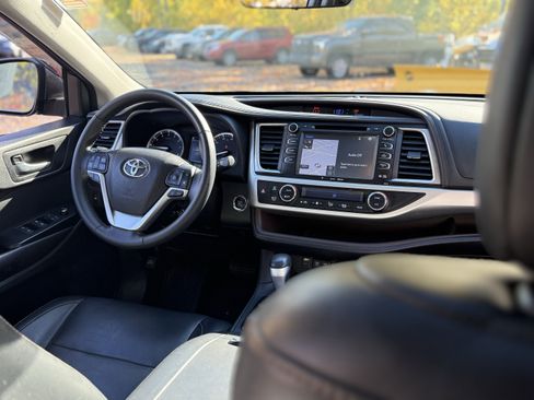 Used 2017 Toyota Highlander XLE image 16