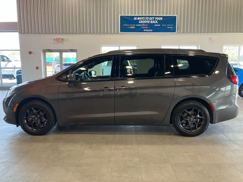 Used 2020 Chrysler Pacifica Limited w/ S Appearance Package FWD image 8