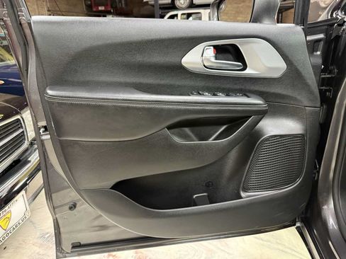 Used 2019 Chrysler Pacifica Touring-L Plus w/ Advanced Safetytec Group FWD image 36