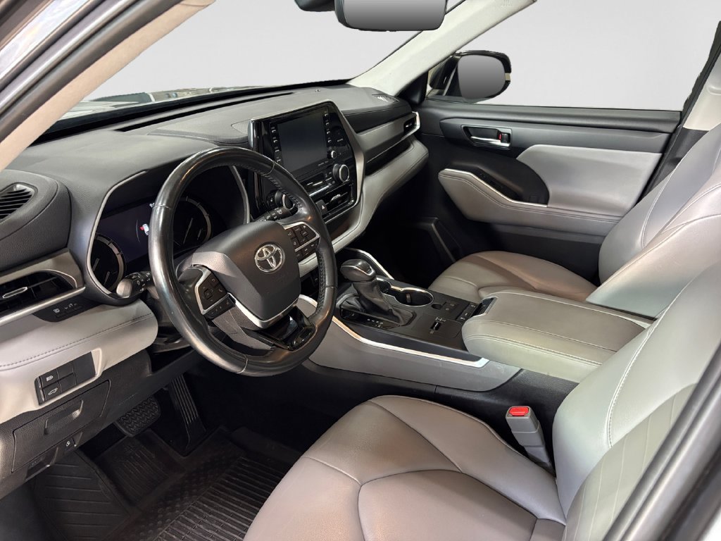 Used 2021 Toyota Highlander XLE FWD image 30