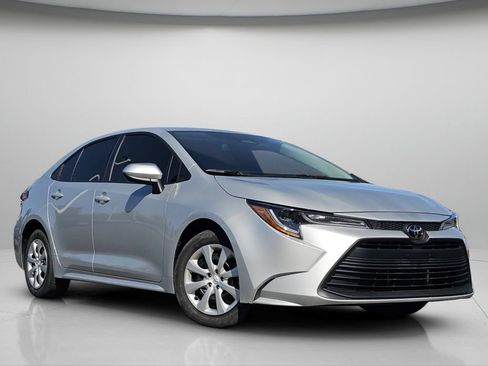 Used 2026 Toyota Corolla LE FWD image 2