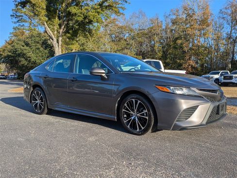 Used 2019 Toyota Camry SE image 2