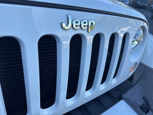 Used 2015 Jeep Wrangler Unlimited Sahara w/ Connectivity Group AWD/4WD image 21