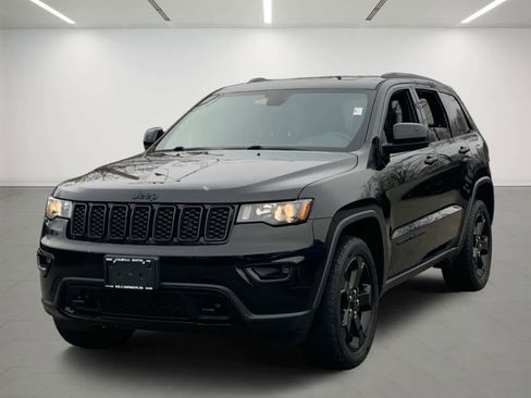 Used 2019 Jeep Grand Cherokee Laredo image 2