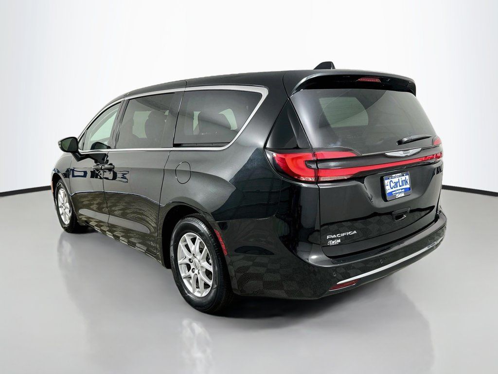 Used 2023 Chrysler Pacifica Touring-L FWD image 5