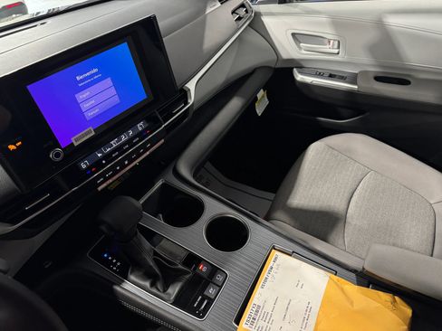 Used 2026 Toyota Sienna LE FWD image 18
