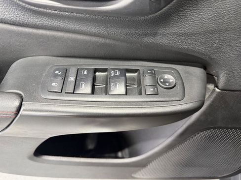 Used 2019 Jeep Cherokee Trailhawk AWD/4WD image 21