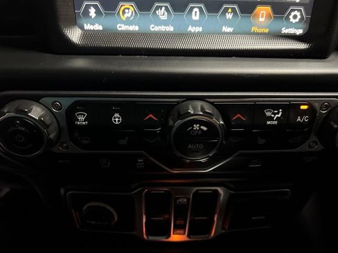 Used 2022 Jeep Wrangler Unlimited Sahara AWD/4WD image 30