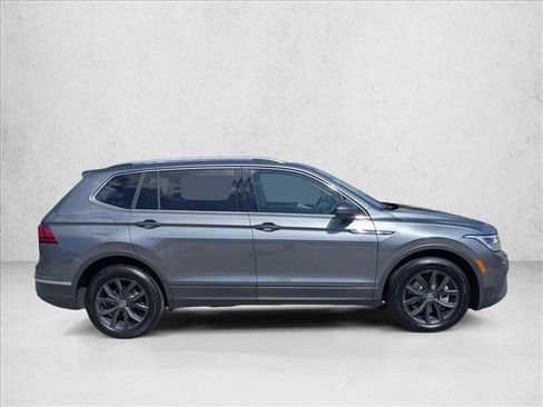 Used 2024 Volkswagen Tiguan SE w/ Panoramic Sunroof Package FWD image 4