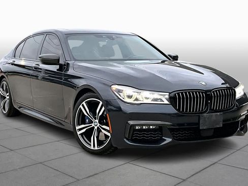 Used 2017 BMW 750i image 2