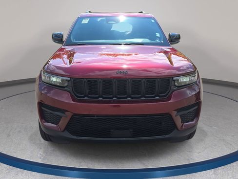 Used 2024 Jeep Grand Cherokee Altitude image 2