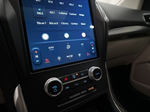 Used 2024 Ford Edge Titanium image 23