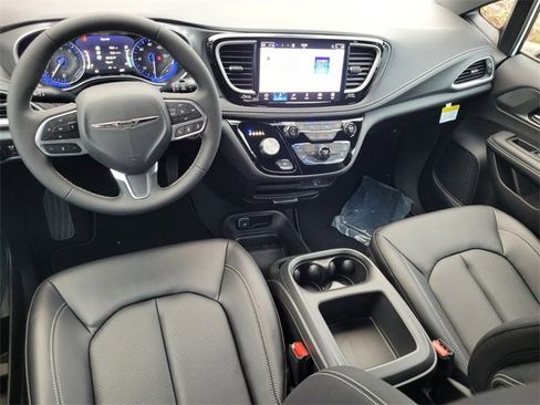 New 2026 Chrysler Pacifica Select image 9