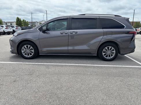 Used 2021 Toyota Sienna LE FWD image 2