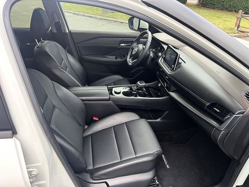 Certified 2023 Nissan Rogue SV w/ SV Premium B Package AWD/4WD image 17