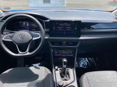 Used 2025 Volkswagen Taos SE AWD/4WD image 11