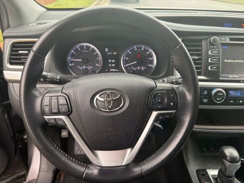 Used 2019 Toyota Highlander Plus FWD image 19