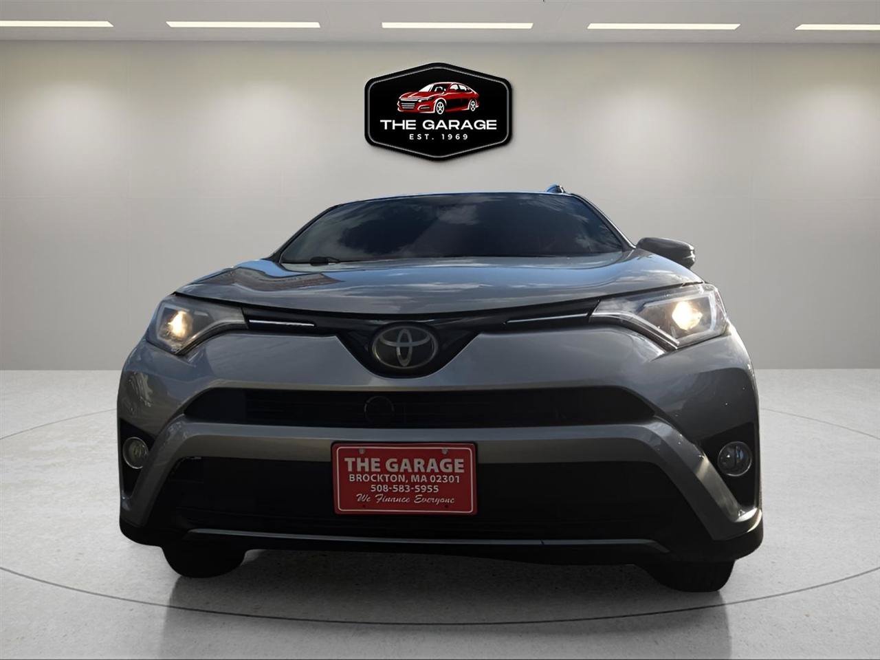 Used 2018 Toyota RAV4 XLE AWD/4WD image 2