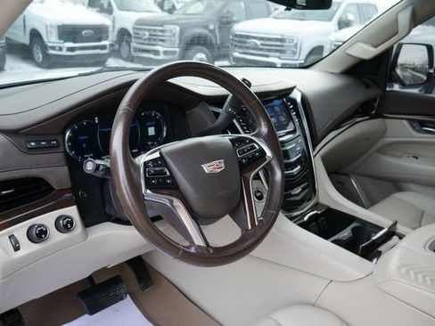 Used 2017 Cadillac Escalade Luxury image 17