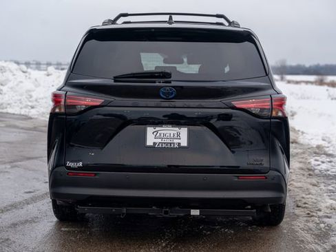 Used 2022 Toyota Sienna XLE Woodland Edition image 8