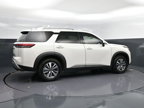 Used 2023 Nissan Pathfinder SL w/ Lighting Package (N92) image 8
