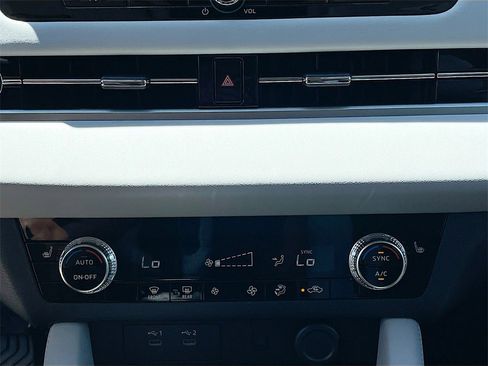 New 2025 Mitsubishi Outlander SE image 14