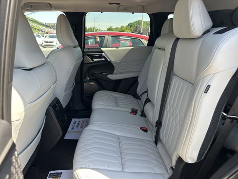 Used 2025 Mitsubishi Outlander AWD image 22