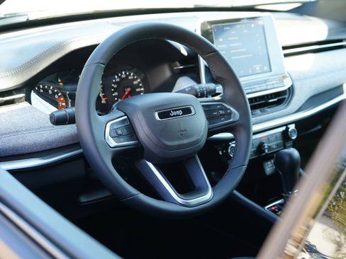 Used 2025 Jeep Compass Latitude image 12