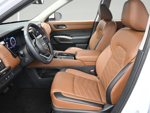 Certified 2025 Nissan Pathfinder Platinum w/ Cargo Package FWD image 9