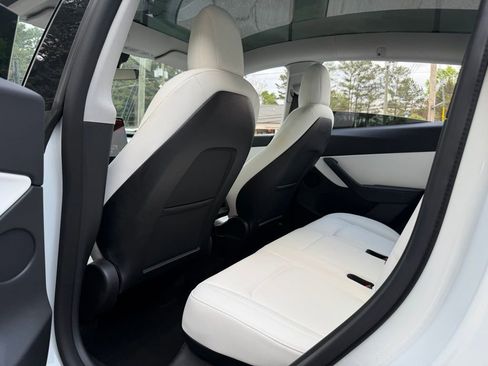 Used 2022 Tesla Model Y Long Range image 27