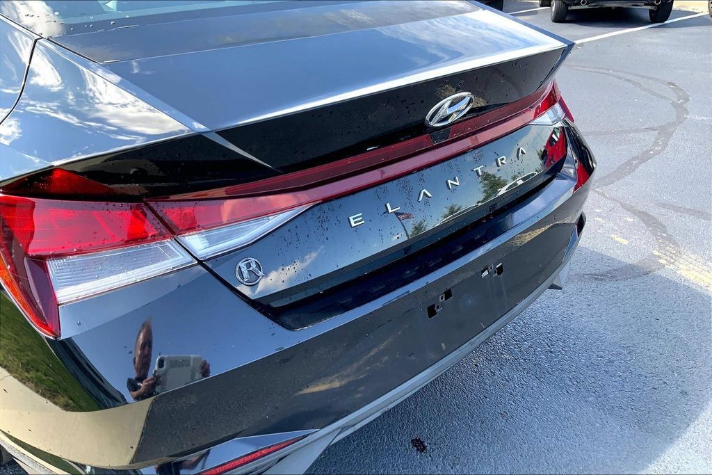 Used 2022 Hyundai Elantra SEL w/ Convenience Package FWD image 4