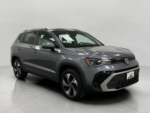 Used 2025 Volkswagen Taos SE AWD/4WD image 1