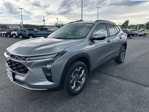 New 2026 Chevrolet Trax LT w/ Driver Confidence Package FWD image 3