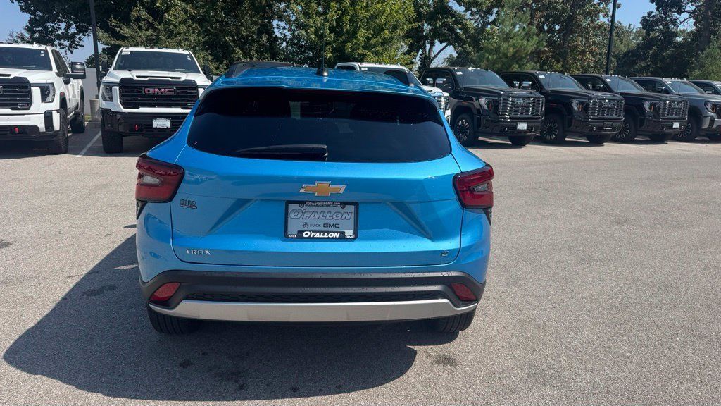 Used 2026 Chevrolet Trax LT w/ LT Convenience Package FWD image 3