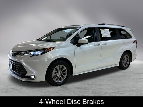 Used 2024 Toyota Sienna XLE image 4