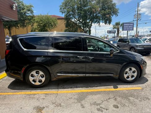 Used 2017 Chrysler Pacifica Touring-L Plus FWD image 4