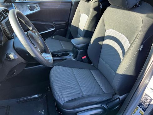 Used 2025 Kia Soul LX w/ LX Technology Package image 32