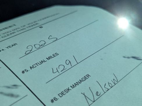 Used 2025 GMC Yukon Denali w/ Advanced Technology Package image 9