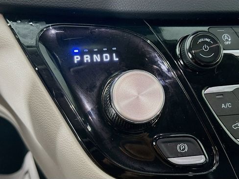 Certified 2024 Chrysler Pacifica Touring-L image 25