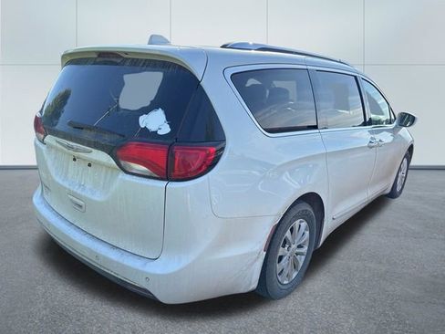 Used 2018 Chrysler Pacifica Touring-L Plus FWD image 4