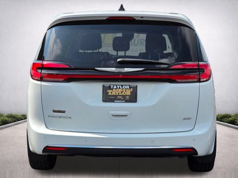 Used 2023 Chrysler Pacifica Touring-L AWD/4WD image 6