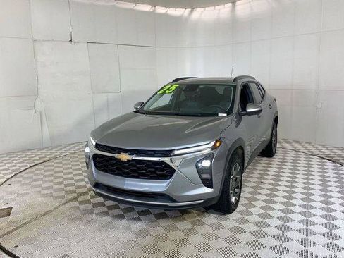 Used 2025 Chevrolet Trax LT FWD image 24