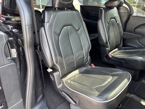Used 2025 Chrysler Pacifica Limited FWD image 18